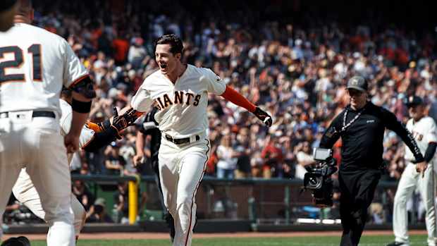 mike-yastrzemski-carl-fenway-park-giants.jpg